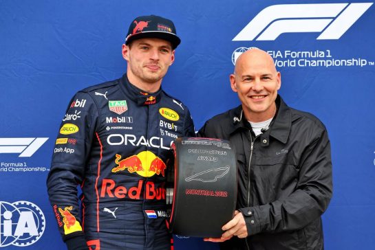 (L to R): Max Verstappen (NLD) Red Bull Racing is presented the Pirelli Pole Position Award in qualifying parc ferme by Jacques Villeneuve (CDN).
18.06.2022. Formula 1 World Championship, Rd 9, Canadian Grand Prix, Montreal, Canada, Qualifying Day.
- www.xpbimages.com, EMail: requests@xpbimages.com © Copyright: Batchelor / XPB Images