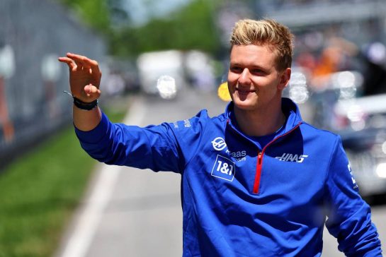 Mick Schumacher (GER) Haas F1 Team on the drivers parade.
19.06.2022. Formula 1 World Championship, Rd 9, Canadian Grand Prix, Montreal, Canada, Race Day.
- www.xpbimages.com, EMail: requests@xpbimages.com © Copyright: Batchelor / XPB Images