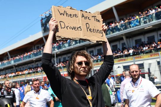 'Dude With A Sign'.19.06.2022. Formula 1 World Championship, Rd 9, Canadian Grand Prix, Montreal, Canada, Race Day.- www.xpbimages.com, EMail: requests@xpbimages.com © Copyright: Batchelor / XPB Images