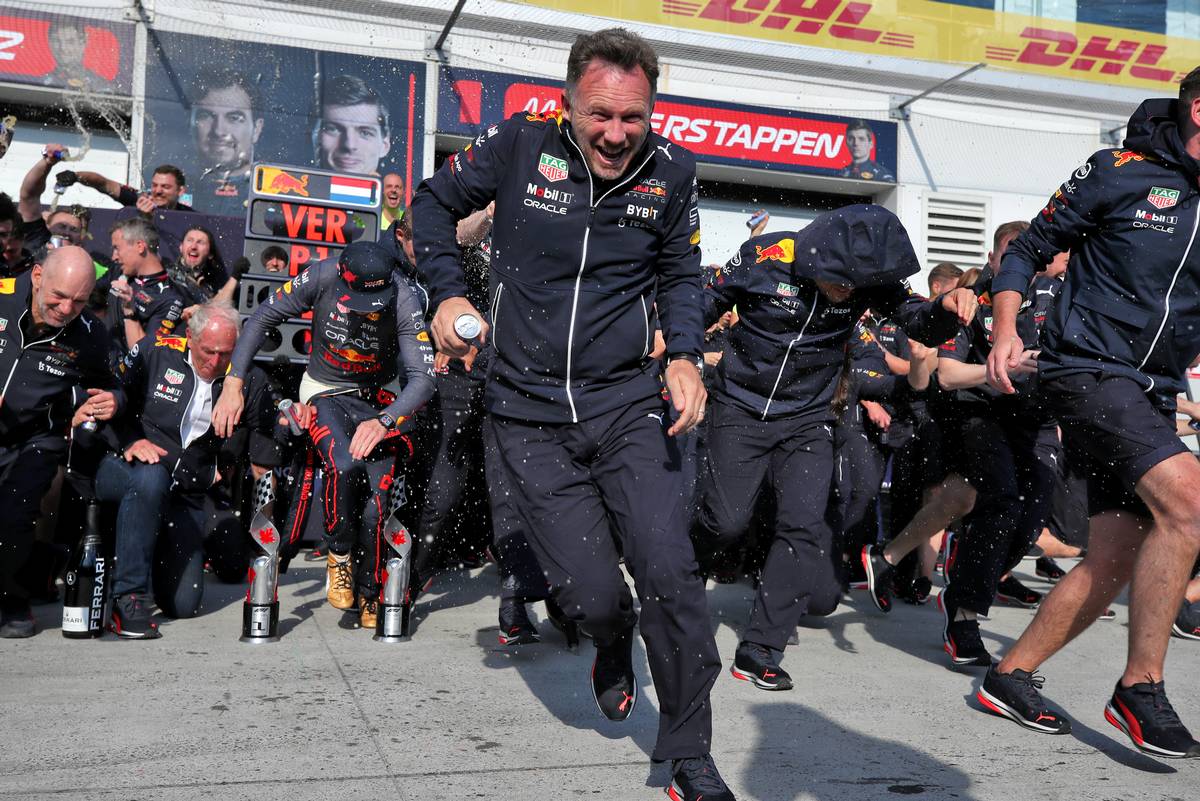Race winner Max Verstappen (NLD) Red Bull Racing celebrates with Christian Horner (GBR) Red Bull Racing Team Principal and the team. 19.06.2022. Formula 1 World Championship, Rd 9, Canadian Grand Prix, Montreal, Canada, Race
