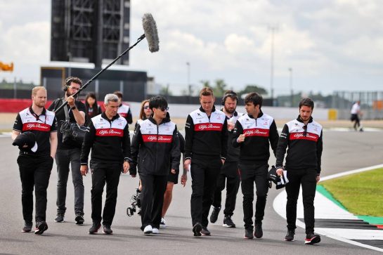 Guanyu Zhou (CHN) Alfa Romeo F1 Team walks the circuit with the team.
30.06.2022. Formula 1 World Championship, Rd 10, British Grand Prix, Silverstone, England, Preparation Day.
- www.xpbimages.com, EMail: requests@xpbimages.com © Copyright: Moy / XPB Images