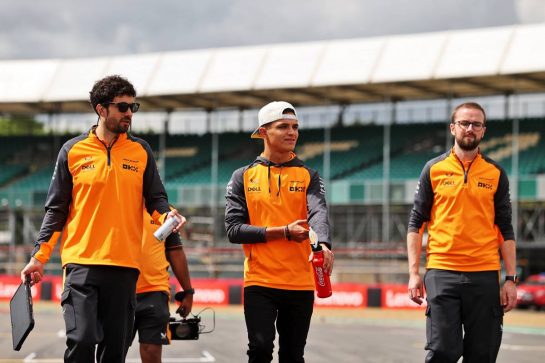 Lando Norris (GBR) McLaren walks the circuit with the team.
30.06.2022. Formula 1 World Championship, Rd 10, British Grand Prix, Silverstone, England, Preparation Day.
- www.xpbimages.com, EMail: requests@xpbimages.com © Copyright: Moy / XPB Images
