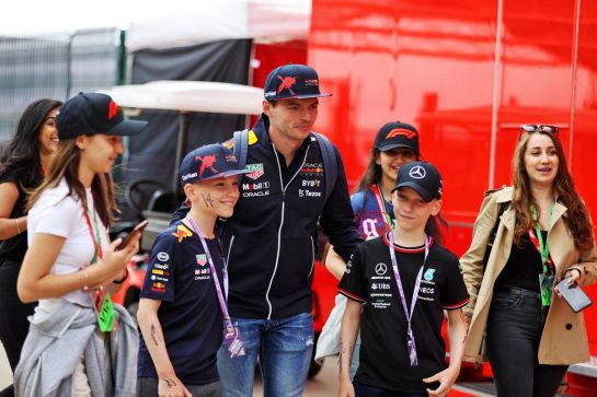Max Verstappen (NLD) Red Bull Racing with fans in the paddock.
30.06.2022. Formula 1 World Championship, Rd 10, British Grand Prix, Silverstone, England, Preparation Day.
- www.xpbimages.com, EMail: requests@xpbimages.com © Copyright: Moy / XPB Images