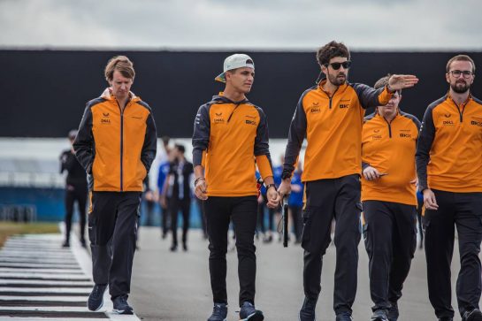 Lando Norris (GBR) McLaren walks the circuit with the team.
30.06.2022. Formula 1 World Championship, Rd 10, British Grand Prix, Silverstone, England, Preparation Day.
- www.xpbimages.com, EMail: requests@xpbimages.com © Copyright: Bearne / XPB Images