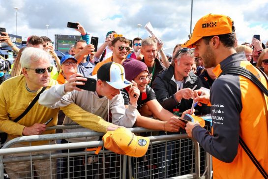 Daniel Ricciardo (AUS) McLaren signs autographs for the fans.
01.07.2022. Formula 1 World Championship, Rd 10, British Grand Prix, Silverstone, England, Practice Day.
- www.xpbimages.com, EMail: requests@xpbimages.com © Copyright: Batchelor / XPB Images