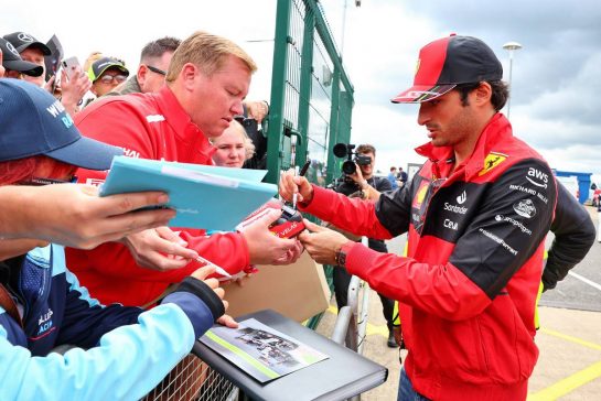 Carlos Sainz Jr (ESP) Ferrari signs autographs for the fans.
01.07.2022. Formula 1 World Championship, Rd 10, British Grand Prix, Silverstone, England, Practice Day.
- www.xpbimages.com, EMail: requests@xpbimages.com © Copyright: Batchelor / XPB Images
