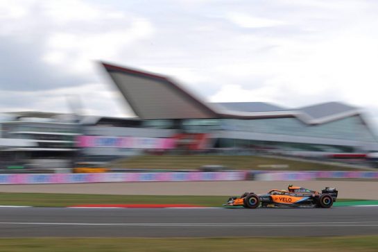 Lando Norris (GBR) McLaren MCL36.
01.07.2022. Formula 1 World Championship, Rd 10, British Grand Prix, Silverstone, England, Practice Day.
- www.xpbimages.com, EMail: requests@xpbimages.com © Copyright: Rew / XPB Images