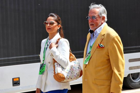 Dr. Vijay Mallya (IND) with his partner Pinky Lalwani (IND).
03.07.2022. Formula 1 World Championship, Rd 10, British Grand Prix, Silverstone, England, Race Day.
- www.xpbimages.com, EMail: requests@xpbimages.com © Copyright: Batchelor / XPB Images