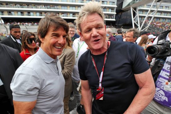 (L to R): Tom Cruise (USA) Actor with Gordon Ramsey (GBR) Celebrity Chef on the grid.
03.07.2022. Formula 1 World Championship, Rd 10, British Grand Prix, Silverstone, England, Race Day.
 - www.xpbimages.com, EMail: requests@xpbimages.com © Copyright: Coates / XPB Images