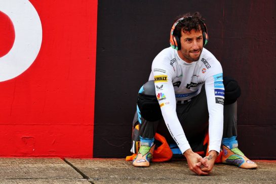 Daniel Ricciardo (AUS) McLaren on the grid.
03.07.2022. Formula 1 World Championship, Rd 10, British Grand Prix, Silverstone, England, Race Day.
- www.xpbimages.com, EMail: requests@xpbimages.com © Copyright: Batchelor / XPB Images