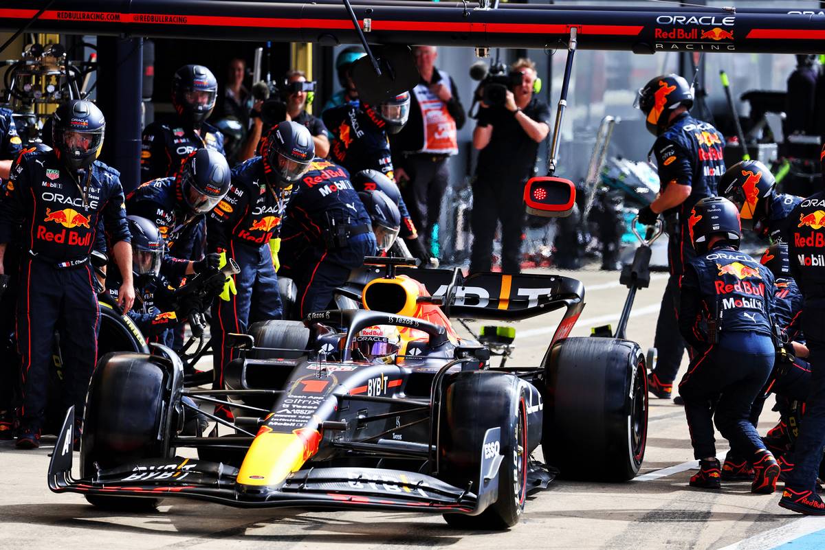 Max Verstappen (NLD) Red Bull Racing RB18 makes a pit stop. 03.07.2022. Formula 1 World Championship, Rd 10, British Grand Prix, Silverstone, England, Race