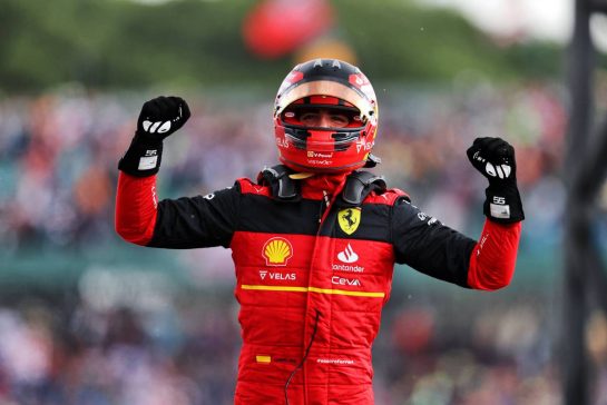 Race winner Carlos Sainz Jr (ESP) Ferrari celebrates in parc ferme.
03.07.2022. Formula 1 World Championship, Rd 10, British Grand Prix, Silverstone, England, Race Day.
- www.xpbimages.com, EMail: requests@xpbimages.com © Copyright: Moy / XPB Images