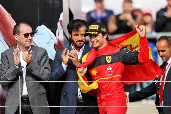 Race winner Carlos Sainz Jr (ESP) Ferrari celebrates on the podium.
03.07.2022. Formula 1 World Championship, Rd 10, British Grand Prix, Silverstone, England, Race Day.
- www.xpbimages.com, EMail: requests@xpbimages.com © Copyright: Moy / XPB Images