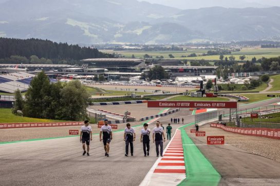 Yuki Tsunoda (JPN) AlphaTaur walks the circuit with the team.
07.07.2022. Formula 1 World Championship, Rd 11, Austrian Grand Prix, Spielberg, Austria, Preparation Day.
- www.xpbimages.com, EMail: requests@xpbimages.com © Copyright: Bearne / XPB Images