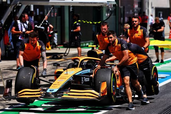 The McLaren MCL36 of Lando Norris (GBR) McLaren is recovered back to the pits by mechanics.
08.07.2022. Formula 1 World Championship, Rd 11, Austrian Grand Prix, Spielberg, Austria, Qualifying Day.
- www.xpbimages.com, EMail: requests@xpbimages.com © Copyright: Batchelor / XPB Images