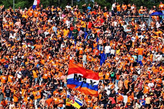 Circuit atmosphere - Max Verstappen (NLD) Red Bull Racing fans.
08.07.2022. Formula 1 World Championship, Rd 11, Austrian Grand Prix, Spielberg, Austria, Qualifying Day.
- www.xpbimages.com, EMail: requests@xpbimages.com © Copyright: Bearne / XPB Images
