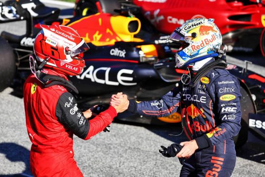 Max Verstappen (NLD) Red Bull Racing (Right) celebrates being fastest in qualifying in parc ferme with Charles Leclerc (MON) Ferrari.
08.07.2022. Formula 1 World Championship, Rd 11, Austrian Grand Prix, Spielberg, Austria, Qualifying Day.
- www.xpbimages.com, EMail: requests@xpbimages.com © Copyright: Batchelor / XPB Images