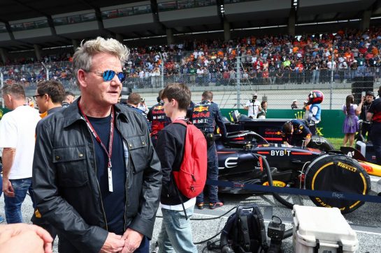 Gordon Ramsey (GBR) Celebrity Chef on the grid.
09.07.2022. Formula 1 World Championship, Rd 11, Austrian Grand Prix, Spielberg, Austria, Sprint Day.
- www.xpbimages.com, EMail: requests@xpbimages.com © Copyright: Batchelor / XPB Images