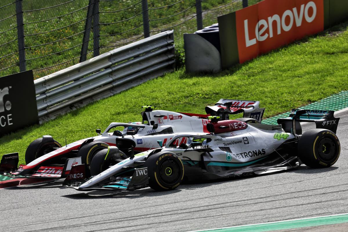 Lewis Hamilton (GBR) Mercedes AMG F1 W13 and Mick Schumacher (GER) Haas VF-22 battle for position. 09.07.2022. Formula 1 World Championship, Rd 11, Austrian Grand Prix, Spielberg, Austria, Sprint
