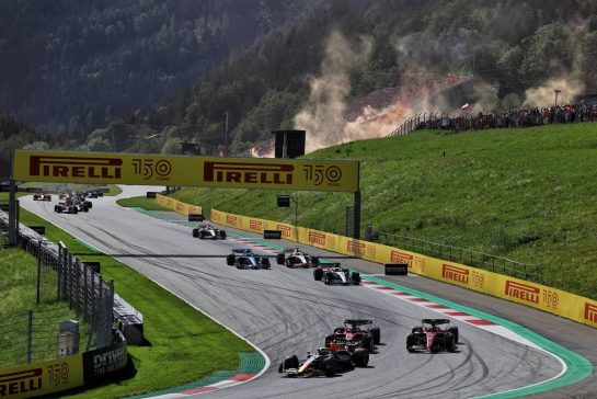 Max Verstappen (NLD) Red Bull Racing RB18 leads at the start.
09.07.2022. Formula 1 World Championship, Rd 11, Austrian Grand Prix, Spielberg, Austria, Sprint Day.
- www.xpbimages.com, EMail: requests@xpbimages.com © Copyright: Bearne / XPB Images
