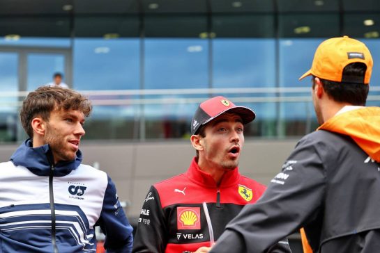 (L to R): Pierre Gasly (FRA) AlphaTauri with Charles Leclerc (MON) Ferrari and Daniel Ricciardo (AUS) McLaren on the drivers parade.
10.07.2022. Formula 1 World Championship, Rd 11, Austrian Grand Prix, Spielberg, Austria, Race Day.
- www.xpbimages.com, EMail: requests@xpbimages.com © Copyright: Batchelor / XPB Images