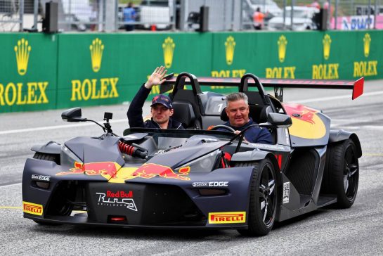 Max Verstappen (NLD) Red Bull Racing on the drivers parade in a KTM X-Bow.
10.07.2022. Formula 1 World Championship, Rd 11, Austrian Grand Prix, Spielberg, Austria, Race Day.
- www.xpbimages.com, EMail: requests@xpbimages.com © Copyright: Batchelor / XPB Images
