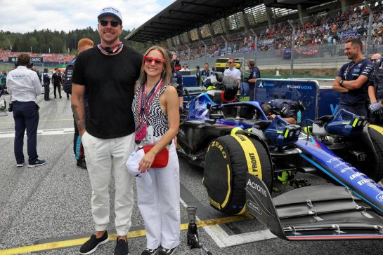 (L to R): Dax Shepard (USA) Actor with his wife Kristen Bell (USA) Actor, guests of Williams Racing, on the grid.
10.07.2022. Formula 1 World Championship, Rd 11, Austrian Grand Prix, Spielberg, Austria, Race Day.
- www.xpbimages.com, EMail: requests@xpbimages.com © Copyright: Bearne / XPB Images