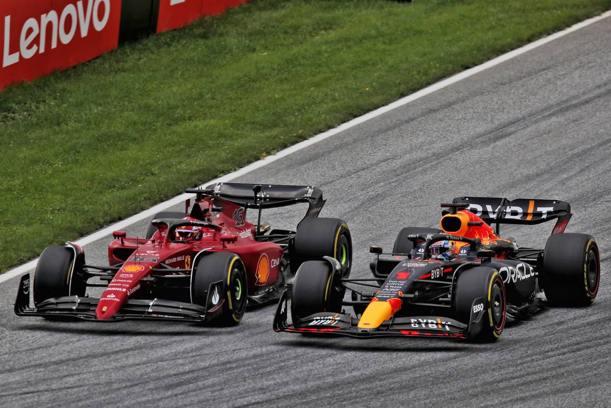 Max Verstappen (NLD) Red Bull Racing RB18 and Charles Leclerc (MON) Ferrari F1-75 battle for position. 10.07.2022. Formula 1 World Championship, Rd 11, Austrian Grand Prix, Spielberg, Austria, Race