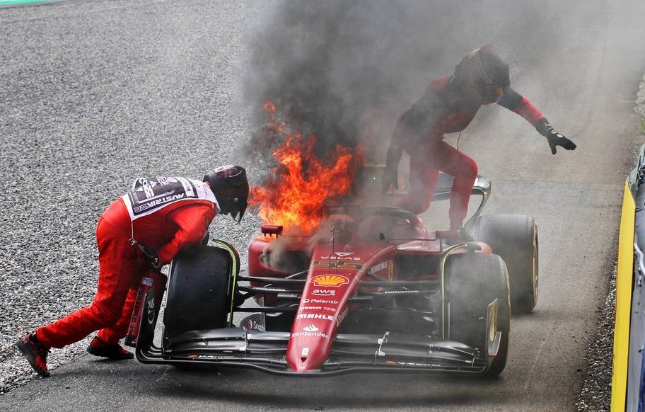 Carlos Sainz Jr (ESP) pensiun dari balapan dengan Ferrari F1-75 miliknya terbakar.  10.07.2022.  Kejuaraan Dunia Formula 1, Rd 11, Grand Prix Austria, Spielberg, Austria, Balapan