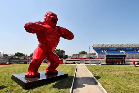 Circuit atmosphere - gorilla sculpture.
21.07.2022. Formula 1 World Championship, Rd 12, French Grand Prix, Paul Ricard, France, Preparation Day.
- www.xpbimages.com, EMail: requests@xpbimages.com © Copyright: Moy / XPB Images