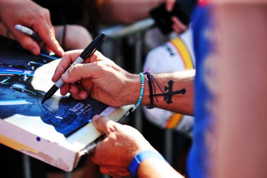 Fernando Alonso (ESP) Alpine F1 Team signs autographs for the fans..
21.07.2022. Formula 1 World Championship, Rd 12, French Grand Prix, Paul Ricard, France, Preparation Day.
- www.xpbimages.com, EMail: requests@xpbimages.com © Copyright: Coates / XPB Images