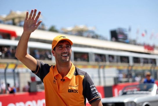 Daniel Ricciardo (AUS) McLaren on the drivers parade.
24.07.2022. Formula 1 World Championship, Rd 12, French Grand Prix, Paul Ricard, France, Race Day.
- www.xpbimages.com, EMail: requests@xpbimages.com © Copyright: Bearne / XPB Images