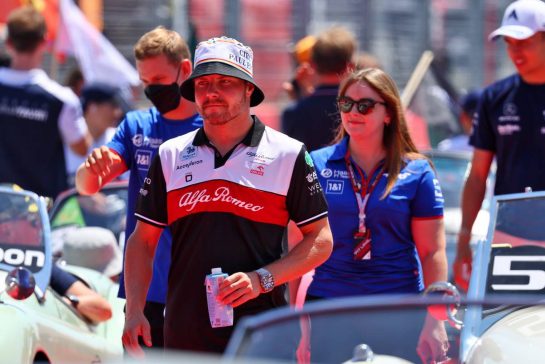 Valtteri Bottas (FIN) Alfa Romeo F1 Team on the drivers parade.
24.07.2022. Formula 1 World Championship, Rd 12, French Grand Prix, Paul Ricard, France, Race Day.
- www.xpbimages.com, EMail: requests@xpbimages.com © Copyright: Batchelor / XPB Images