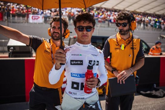 Lando Norris (GBR) McLaren on the grid.
24.07.2022. Formula 1 World Championship, Rd 12, French Grand Prix, Paul Ricard, France, Race Day.
- www.xpbimages.com, EMail: requests@xpbimages.com © Copyright: Bearne / XPB Images