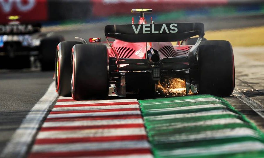 Carlos Sainz Jr (ESP) Ferrari F1-75 sends sparks flying. 29.07.2022. Formula 1 World Championship, Rd 13, Hungarian Grand Prix, Budapest, Hungary, Practice
