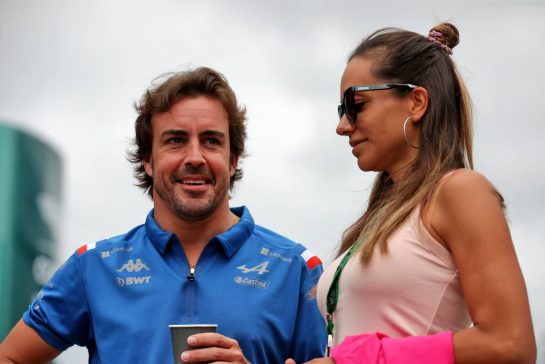(L to R): Fernando Alonso (ESP) Alpine F1 Team with his girlfriend Andrea Schlager (AUT) Journalist.
30.07.2022. Formula 1 World Championship, Rd 13, Hungarian Grand Prix, Budapest, Hungary, Qualifying Day.
 - www.xpbimages.com, EMail: requests@xpbimages.com © Copyright: Coates / XPB Images