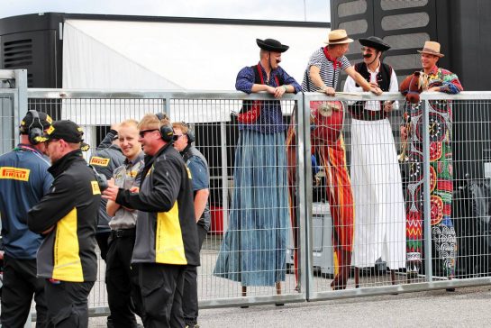 Paddock atmosphere - men on stilts.
31.07.2022. Formula 1 World Championship, Rd 13, Hungarian Grand Prix, Budapest, Hungary, Race Day.
 - www.xpbimages.com, EMail: requests@xpbimages.com © Copyright: Coates / XPB Images