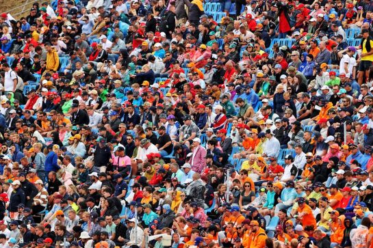 Circuit atmosphere - fans in the grandstand.
31.07.2022. Formula 1 World Championship, Rd 13, Hungarian Grand Prix, Budapest, Hungary, Race Day.
- www.xpbimages.com, EMail: requests@xpbimages.com © Copyright: Moy / XPB Images