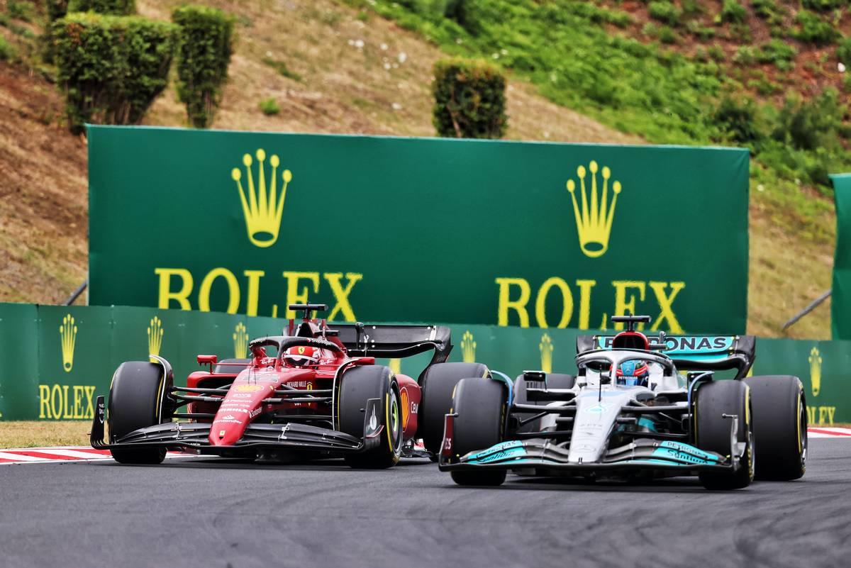 Charles Leclerc (MON) Ferrari F1-75 and George Russell (GBR) Mercedes AMG F1 W13 battle for position. 31.07.2022. Formula 1 World Championship, Rd 13, Hungarian Grand Prix, Budapest, Hungary, Race