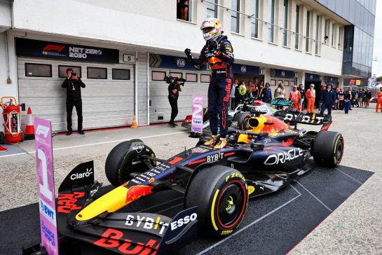 Race winner Max Verstappen (NLD) Red Bull Racing RB18 celebrates in parc ferme.
31.07.2022. Formula 1 World Championship, Rd 13, Hungarian Grand Prix, Budapest, Hungary, Race Day.
- www.xpbimages.com, EMail: requests@xpbimages.com © Copyright: Batchelor / XPB Images