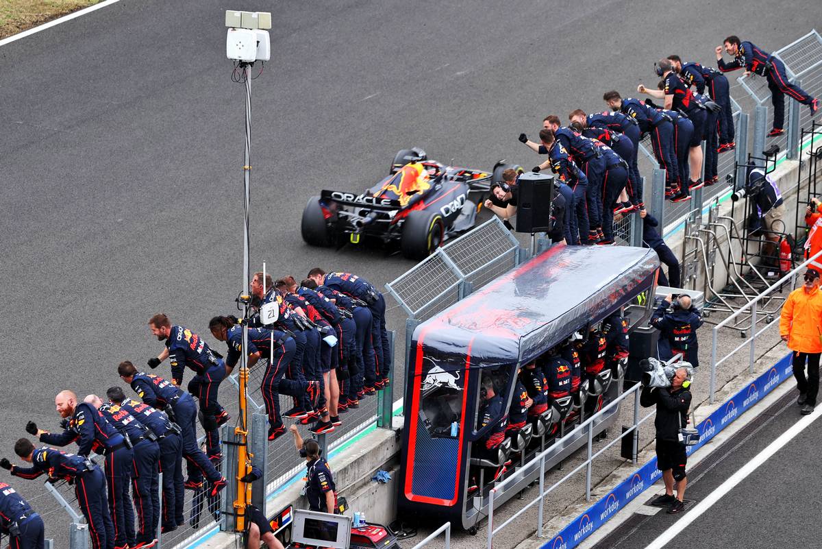 Race winner Max Verstappen (NLD) Red Bull Racing RB18 passes his team at the end of the race. 31.07.2022. Formula 1 World Championship, Rd 13, Hungarian Grand Prix, Budapest, Hungary, Race