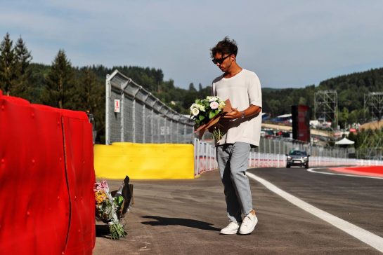 Pierre Gasly (FRA) AlphaTauri pays his respects to Anthoine Hubert.
25.08.2022. Formula 1 World Championship, Rd 14, Belgian Grand Prix, Spa Francorchamps, Belgium, Preparation Day.
- www.xpbimages.com, EMail: requests@xpbimages.com © Copyright: Moy / XPB Images
