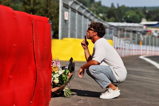 Pierre Gasly (FRA) AlphaTauri pays his respects to Anthoine Hubert.
25.08.2022. Formula 1 World Championship, Rd 14, Belgian Grand Prix, Spa Francorchamps, Belgium, Preparation Day.
- www.xpbimages.com, EMail: requests@xpbimages.com © Copyright: Moy / XPB Images