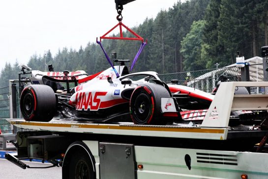 The Haas VF-22 of Kevin Magnussen (DEN) Haas F1 Team is recovered back to the pits on the back of a truck in the first practice session.
26.08.2022. Formula 1 World Championship, Rd 14, Belgian Grand Prix, Spa Francorchamps, Belgium, Practice Day.
- www.xpbimages.com, EMail: requests@xpbimages.com © Copyright: Batchelor / XPB Images