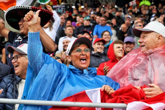 Circuit atmosphere - fans in the grandstand.
27.08.2022. Formula 1 World Championship, Rd 14, Belgian Grand Prix, Spa Francorchamps, Belgium, Qualifying Day.
- www.xpbimages.com, EMail: requests@xpbimages.com © Copyright: Moy / XPB Images