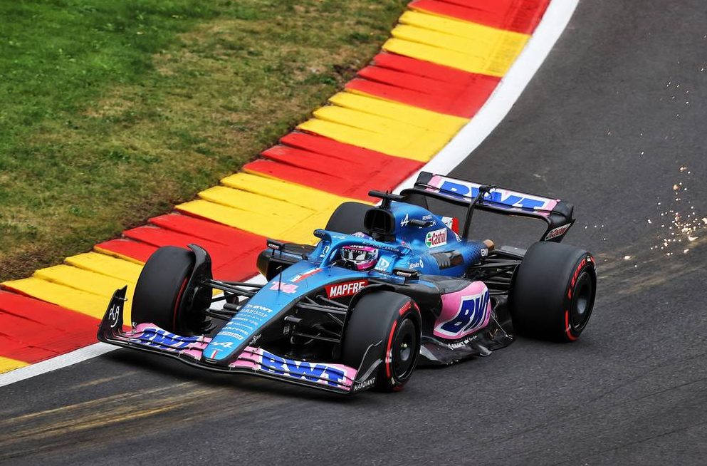 Fernando Alonso (ESP) Alpine F1 Team A522 sends sparks flying. 27.08.2022. Formula 1 World Championship, Rd 14, Belgian Grand Prix, Spa Francorchamps, Belgium, Qualifying