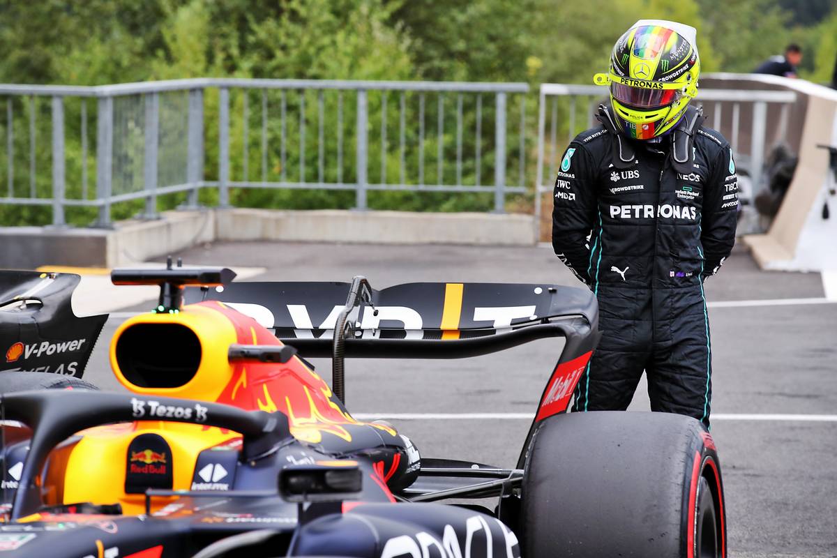 Lewis Hamilton (GBR) Mercedes AMG F1 takes a look at the Red Bull Racing RB18 of Max Verstappen (NLD) Red Bull Racing. 27.08.2022. Formula 1 World Championship, Rd 14, Belgian Grand Prix, Spa Francorchamps, Belgium, Qualifying