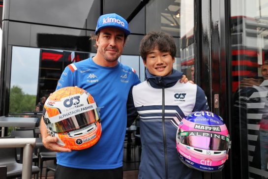 (L to R): Fernando Alonso (ESP) Alpine F1 Team swapping helmets with Yuki Tsunoda (JPN) AlphaTauri.
27.08.2022. Formula 1 World Championship, Rd 14, Belgian Grand Prix, Spa Francorchamps, Belgium, Qualifying Day.
- www.xpbimages.com, EMail: requests@xpbimages.com © Copyright: Moy / XPB Images