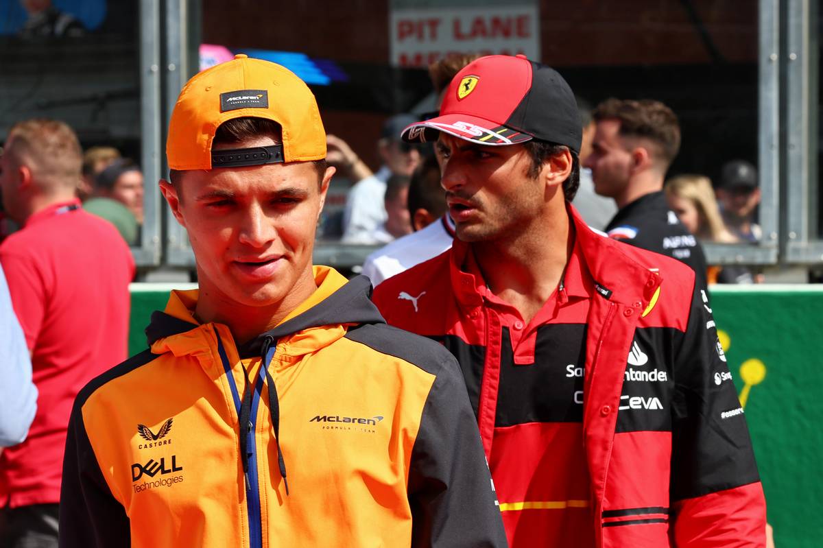 Lando Norris (GBR) McLaren dan Carlos Sainz Jr (ESP) Ferrari pada parade pembalap.  28.08.2022.  Kejuaraan Dunia Formula 1, Rd 14, Grand Prix Belgia, Spa Francorchamps, Belgia, Balapan