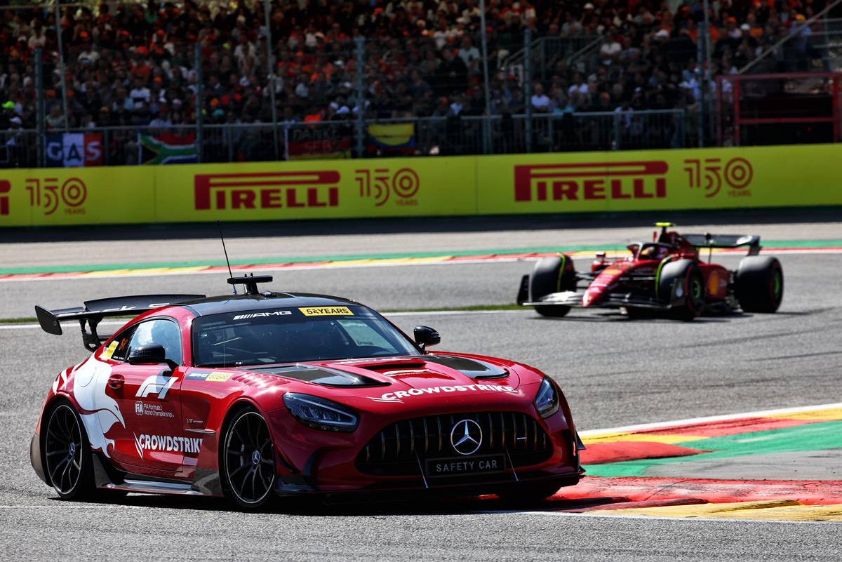 Carlos Sainz Jr (ESP) Ferrari F1-75 lidera detrás del Mercedes FIA Safety Car.  28.08.2022.  Campeonato Mundial de Fórmula 1, Rd 14, Gran Premio de Bélgica, Spa Francorchamps, Bélgica, Carrera